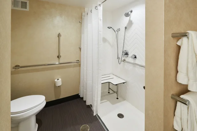 Suite, 2 Queen Beds, Accessible, Holiday Inn And Suites Philadelphia W Drexel Hill 3/5