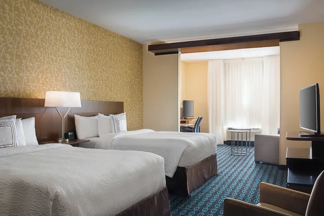 جناح بسريرين كوين بغرفة نوم واحدة مع أريكة لذوي الإعاقة، FAIRFIELD INN & SUITES DALLAS WEST/I-30 1/1