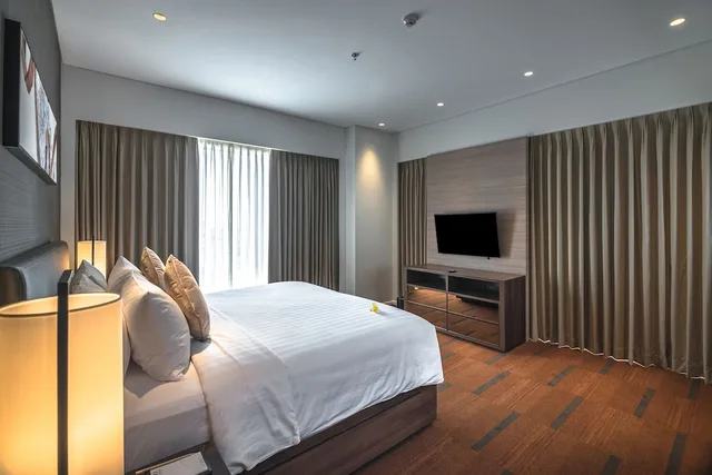 2 Bedrooms, Deluxe, King Bed, Oakwood Hotel And Residence Surabaya 2/3