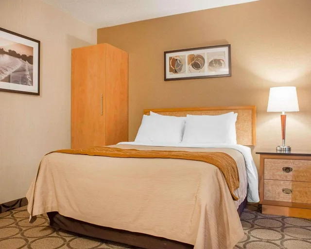 غرفة بسرير كوين مع أريكة، Comfort Inn Brantford 1/4