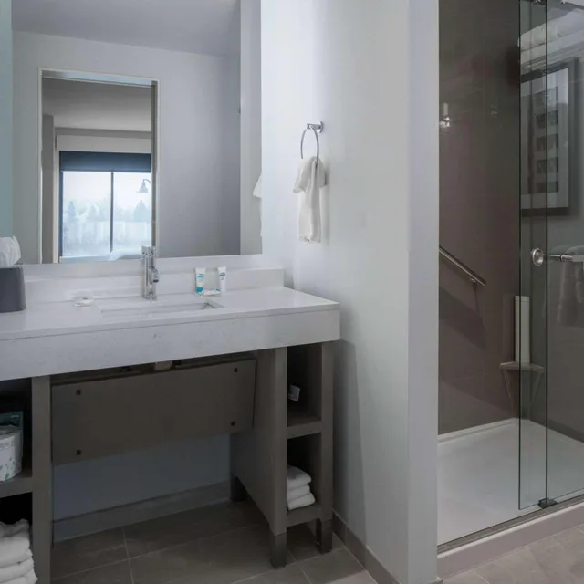 جناح بسريرين كوين بغرفة نوم واحدة مع أريكة بمطبخ، Hyatt House Allentown/Lehigh Valley 2/2