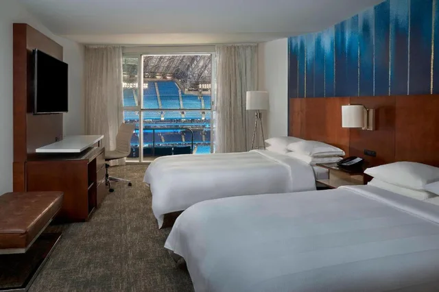Guest Room, 2 Double Beds, Stadium View، Toronto Marriott City Centre Ex Renaissance Toronto Hotel 1/5