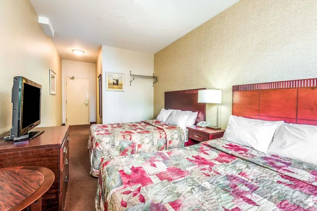 غرفة بسريرين مزدوجين، Howard Johnson by Wyndham Toronto Downtown West 2/4