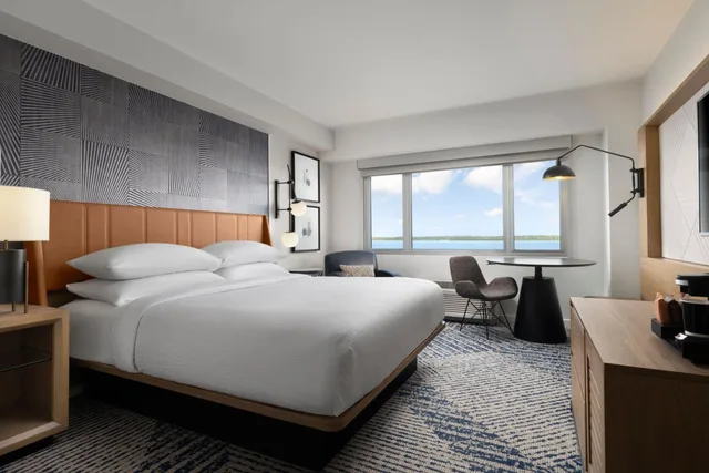 Guest Room, Deluxe, King Bed, Bay View, Club Lounge Access، Sheraton Erie Bayfront Hotel 3/7