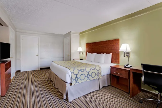 غرفة بسرير كينج، Baymont by Wyndham Jacksonville Orange Park 2/3