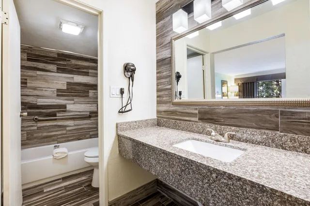 غرفة قياسية بسرير كينج، Baymont by Wyndham Orlando Downtown 3/3