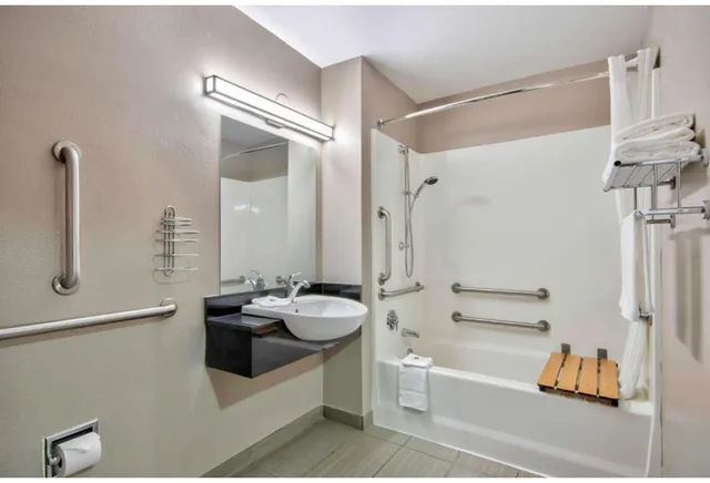 غرفة بسرير كوين لغير المدخنين، Studio 6 Extended Stay - Austin, TX - Midtown 6/6