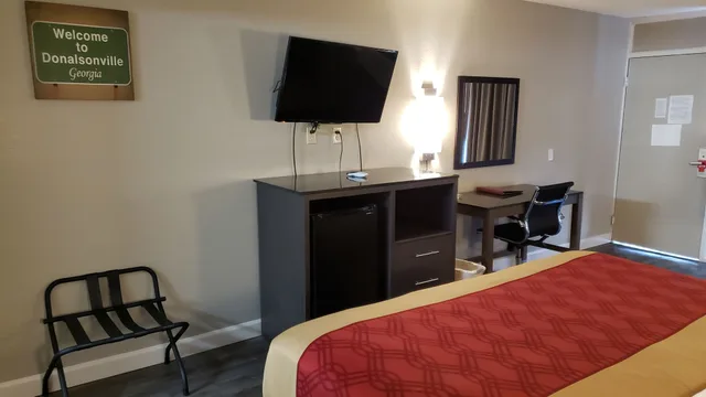 غرفة قياسية بسرير كينج، Econo Lodge Donalsonville, GA 2/4