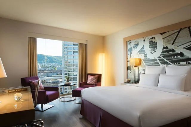 Club, King Bed, RENAISSANCE ZURICH TOWER HOTEL 2/5