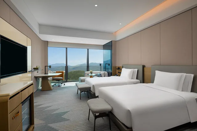 غرفة بسريرين منفصلين بإطلالة على الجبل، Crowne Plaza Chaozhou Riverside 1/2
