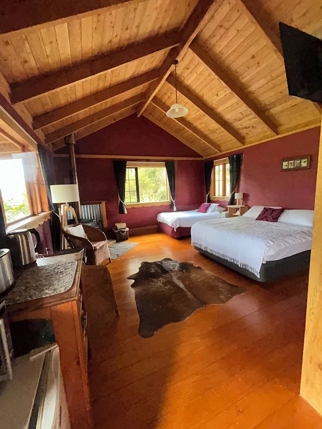 شاليه بسرير كينج وسرير فردي بإطلالة على الجبل بغرفة نوم واحدة، The River Lodge 2/6