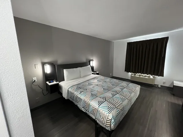 غرفة قياسية بسرير كوين بمطبخ صغير، Studio6 Altoona, IA - Des Moines East 2/10