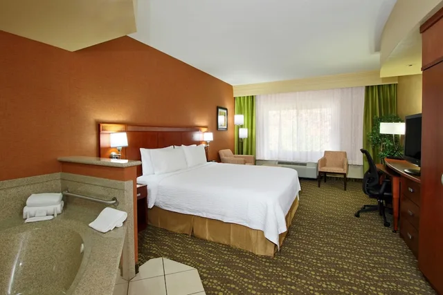 غرفة بسرير كينج في الطابق الأرضي، Courtyard St. George 1/1