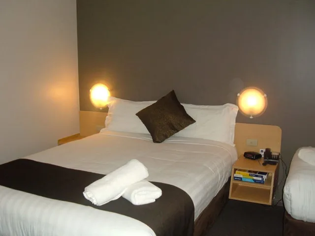 غرفة قياسية بسرير كوين وسرير فردي، Hospitality Carnarvon, SureStay Collection By Best Western 3/5
