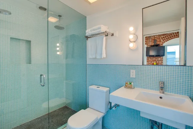1 Bedroom, Suite, Double Bed, Street View, Venice Breeze Suites 2/2