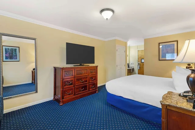 غرفة قياسية بسرير كينج يُسمح فيها بالحيوانات الأليفة، Best Western White House Inn 2/4