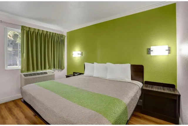 1 Queen Bed - Non-Smoking, Micfridge, Motel6 King City, CA 3/4