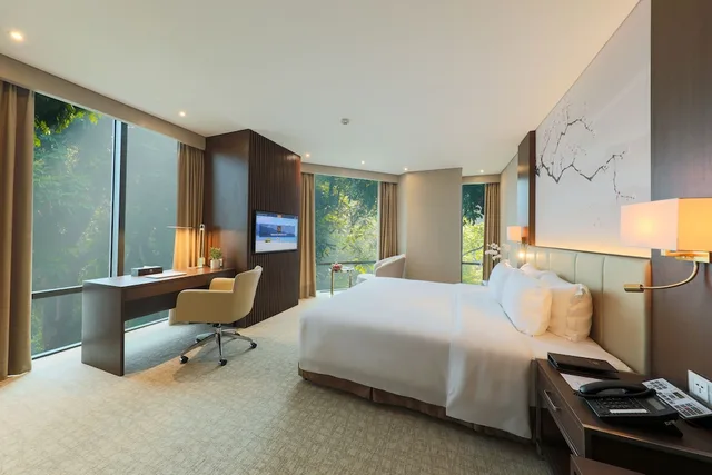 غرفة بريميوم بسرير كينج، Grand Vista Hanoi 2/4