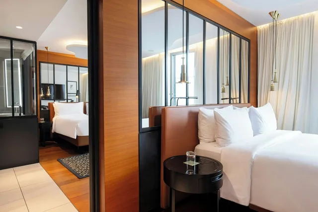 غرفة عائلية بسرير مزدوج وسريرين منفصلين، Renaissance Paris Republique Hotel 7/10