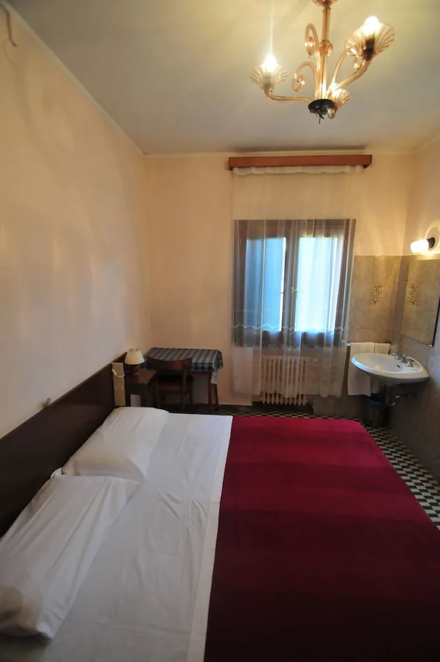 غرفة أساسية بسريرين منفصلين بحمام مشترك، Locanda Sant'anna 1/3