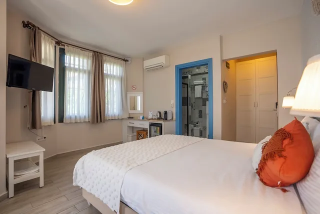 غرفة بسرير كوين بشرفة مع أريكة، Villa Marine Apart Hotel 1/4