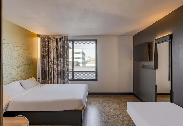 غرفة ثلاثية بسرير مزدوج وسرير فردي، B&B Hotel Bordeaux Bassins a Flot 1/7