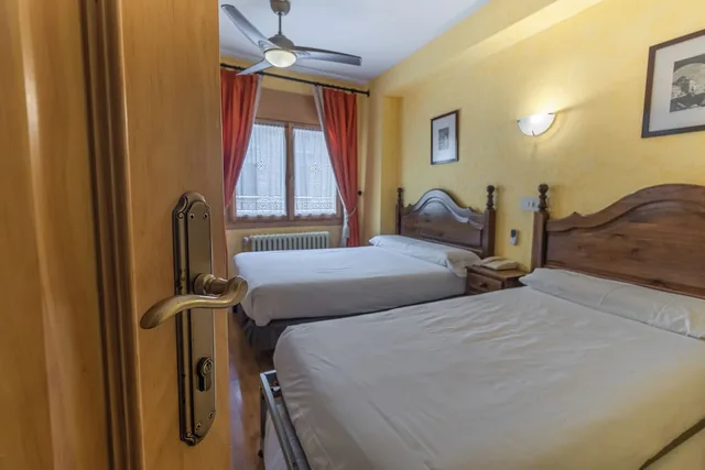 غرفة عائلية بسرير مزدوج مع أريكة، Hostal Rio Ara Bellosta 3/8