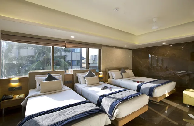 غرفة أساسية ثلاثية بسرير كينج وسرير فردي، Oyo Premium 091 Vile Parle East 7/10
