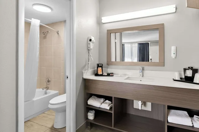 غرفة قياسية بسريرين كوين للمدخنين، Quality Inn Nashville - Opryland Area 5/6