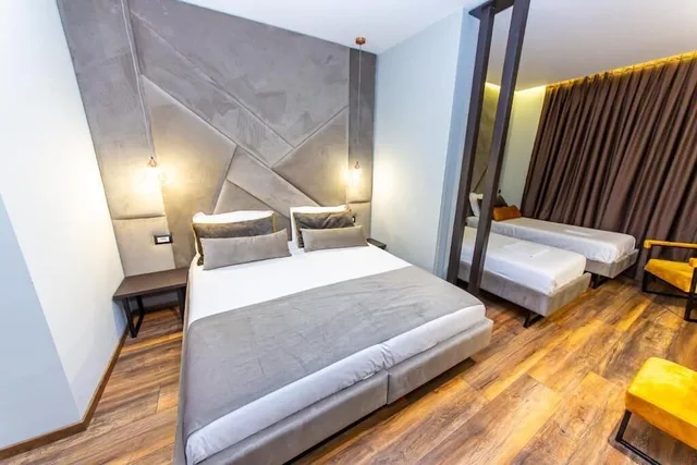 غرفة ديلوكس رباعية بسرير كوين وسريرين منفصلين بشرفة في الطابق الأرضي، Hotel Apollon 4/7