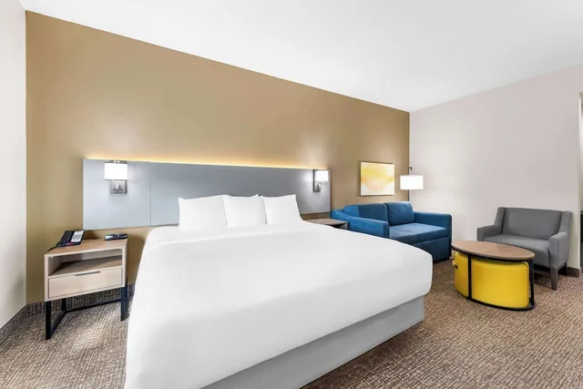 Suite, King Bed, Sofa, Accessible, Comfort Inn Harriman, TN 1/2