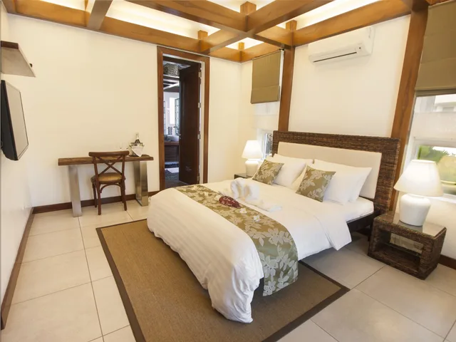 شقة ديلوكس بسرير كوين وسرير فردي بإطلالة على المسبح بغرفتي نوم، Vida Homes Condo Resort 5/9