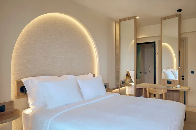 Horizon, Retreat, Queen Bed, Sea View, Sofa، Zeus Eleva Kassandra Lagoon 2/6