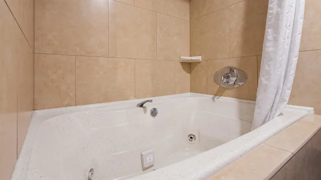 جناح بسرير كينج مع أريكة بحوض جاكوزي، Royal Sun Inn & Suites 10/10