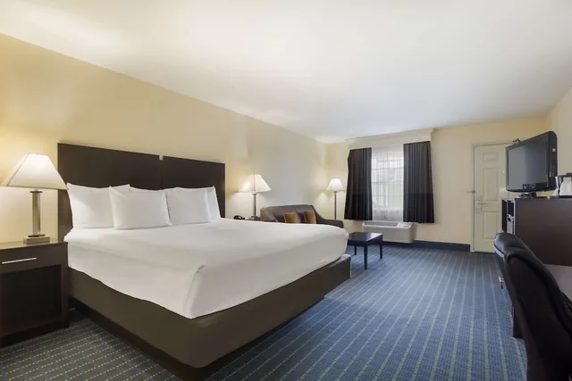 غرفة قياسية بسرير كينج لذوي الإعاقة، Best Western Parkside Inn 2/8