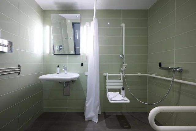 غرفة بسرير مزدوج لذوي الإعاقة، Premier Inn Freiburg City Nord 5/7