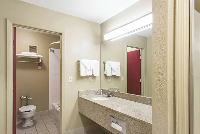 غرفة قياسية بسرير كينج، Econo Lodge Inn and Suites I-35 at Shawnee Mission 3/4
