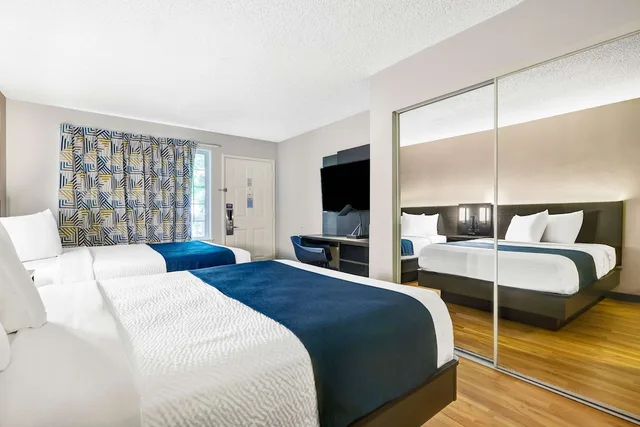 Standard, 2 Queen Beds, Studio6 Mountlake Terrace, WA - Seattle 1/6