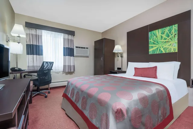 غرفة بسرير كوين، Ramada By Wyndham Minneapolis Golden Valley 1/3