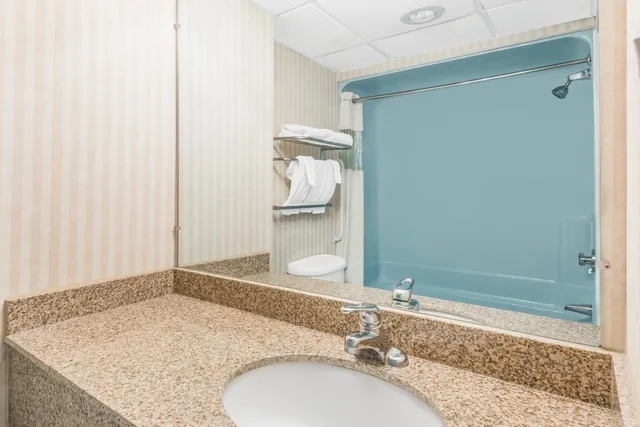 Room, King Bed, Howard Johnson by Wyndham Gillette 10/10