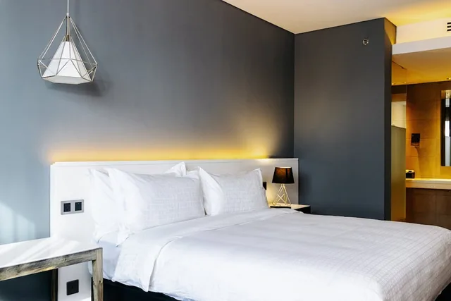 غرفة بسرير كينج بإطلالة على المدينة، Trademark Hotel 1/4