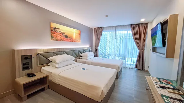 غرفة ديلوكس بسريرين منفصلين بشرفة، Clarian Hotel Beach Patong 1/10
