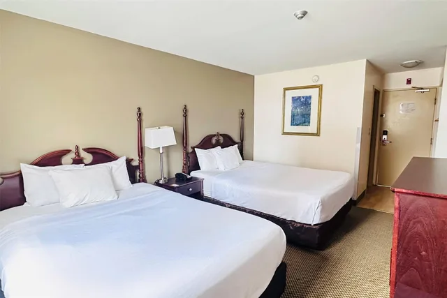 غرفة بسريرين كوين، Econo Lodge City Centre Kingston 1/8