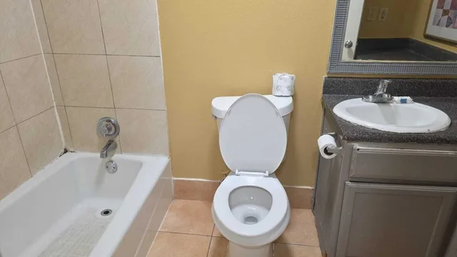 غرفة بسريرين كوين بمطبخ صغير، Relax Motel Grand Prairie Dallas I 30 6/8