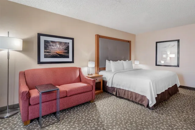 غرفة قياسية بسرير كينج في الطابق الأرضي، Best Western Plus Oak Harbor Hotel & Conference Center 2/10