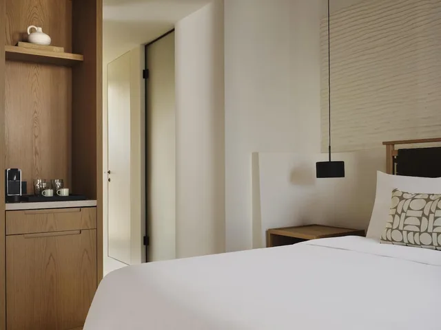 جناح بسرير كينج بإطلالة على البحر بغرفة نوم واحدة بجاكوزي، Parian Chronicle Hotel Paros 1/6