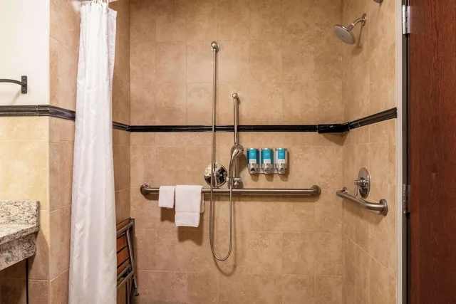جناح بسرير كينج بغرفتين مع أريكة لذوي الإعاقة، Drury Plaza Hotel Broadview Wichita 4/4