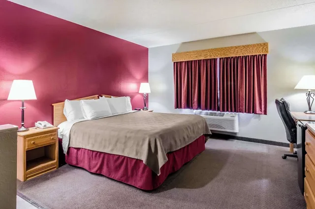 Suite, King Bed, Accessible, Rodeway Inn Hesston, KS 5/10