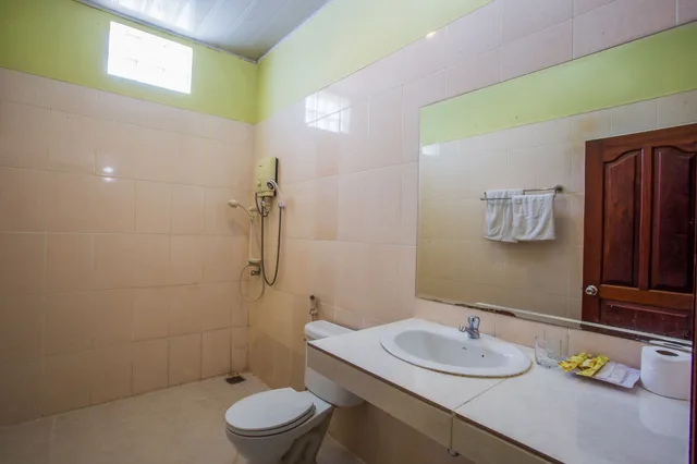 Room, Double Bed, with Fan، Side Walk Never Die 3/3