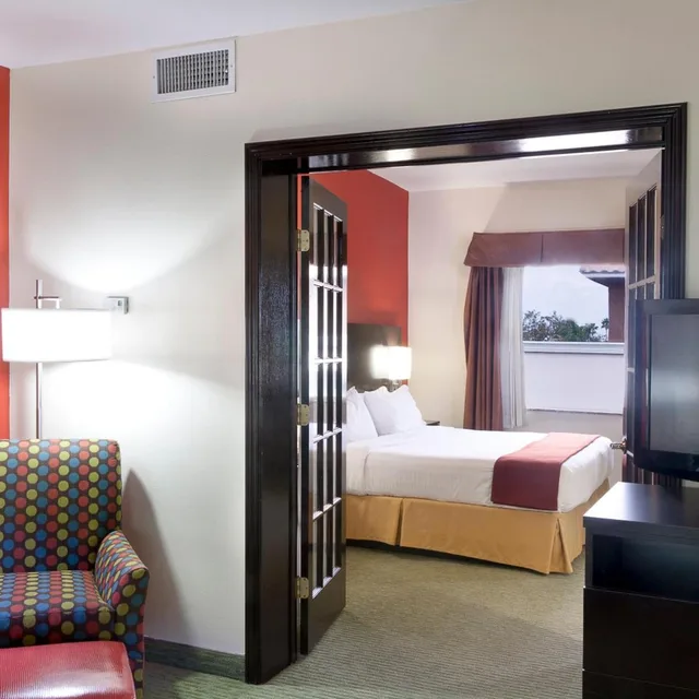 جناح بسرير كينج بجاكوزي، Holiday Inn Express Hotel Suites Brownsville 1/3
